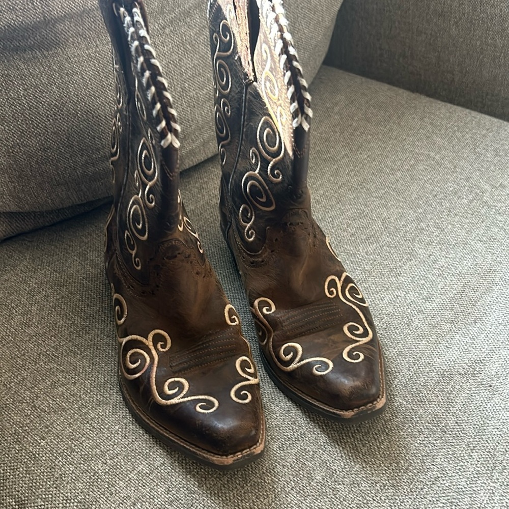 Ariat Kids Brown Boots with Cream Swirl Design